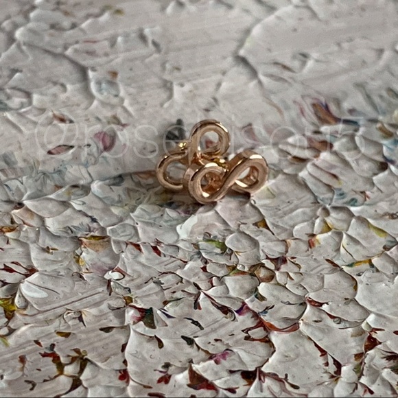💋🆕Dainty Rose Gold Infinity Stud Earrings - Picture 2 of 5
